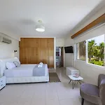 Pervolia Nirides Seaside Mansion 7 * Larnaca