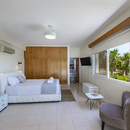 Pervolia Nirides Seaside Mansion 7 * Λάρνακα