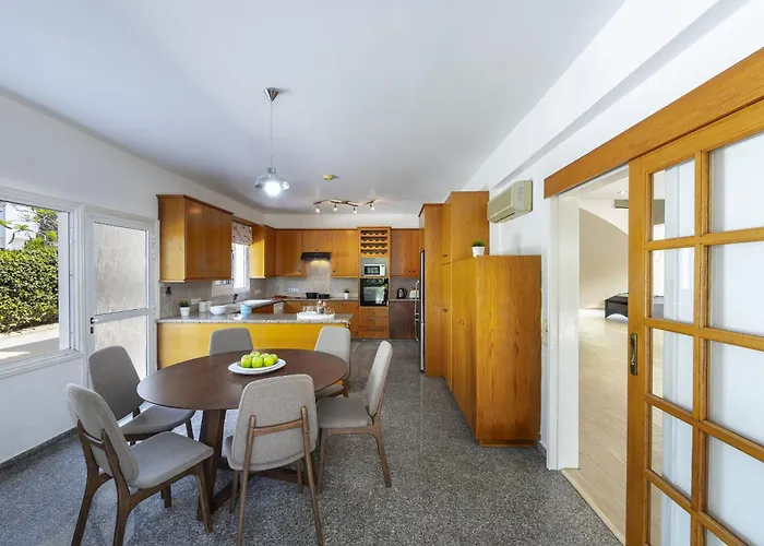 Pervolia Nirides Seaside Mansion 7 * Λάρνακα